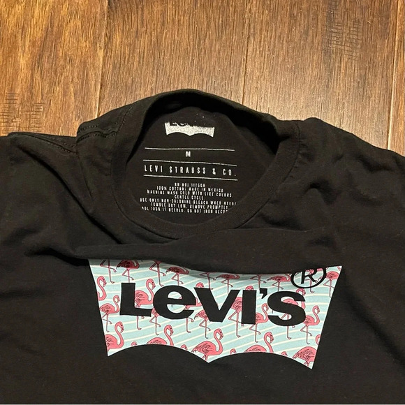 Levi’s Classic Logo Flamingo Short Sleeve Graphic T-Shirt - Picture 3 of 8